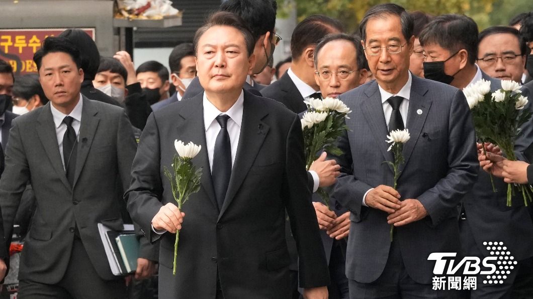 總統尹錫悅及一眾政府官員向梨泰踩踏案罹難者獻花致意。(圖/達志影像美聯社)