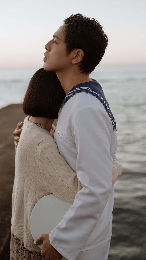 江健榆即將出航遠行緊抱著女友不忍離別。(圖/就愛音樂提供)