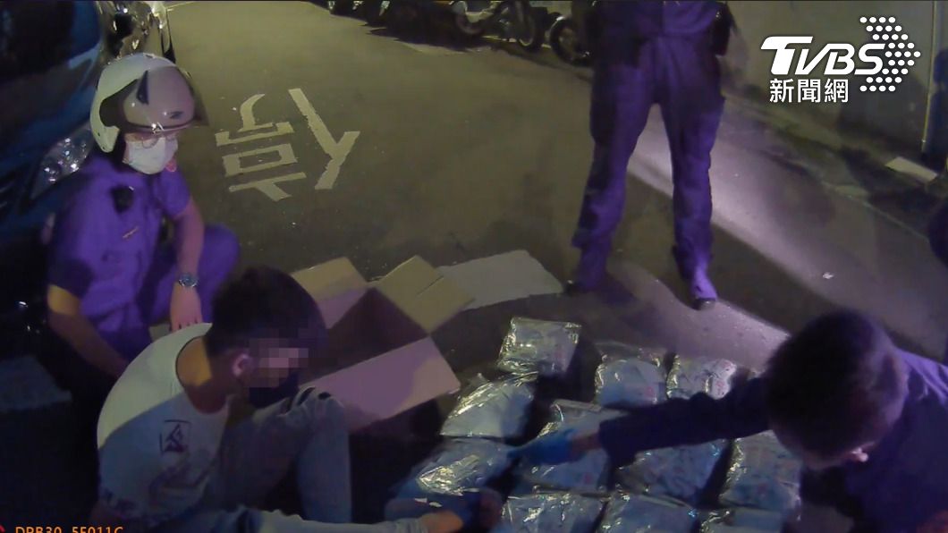 少年吔嘜造！紙箱、垃圾袋全裝毒品咖啡包　警破分裝場藏萬包毒