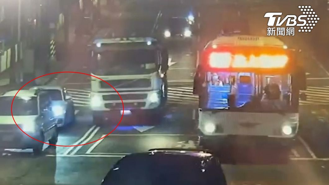 曳引車硬要轉！「嚕爛」右側BMW　肇事駕駛停5秒開走