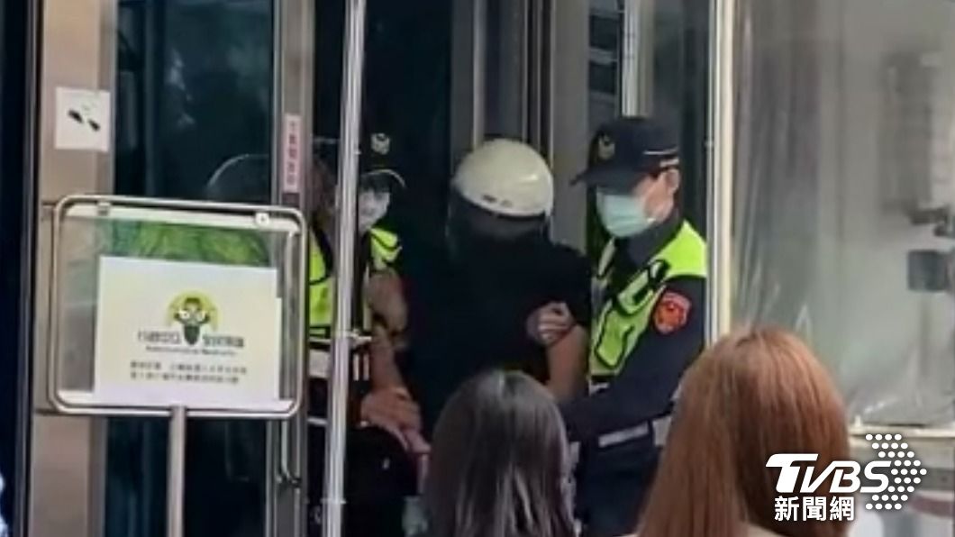 犯嫌遭警方移送。(圖/TVBS)
