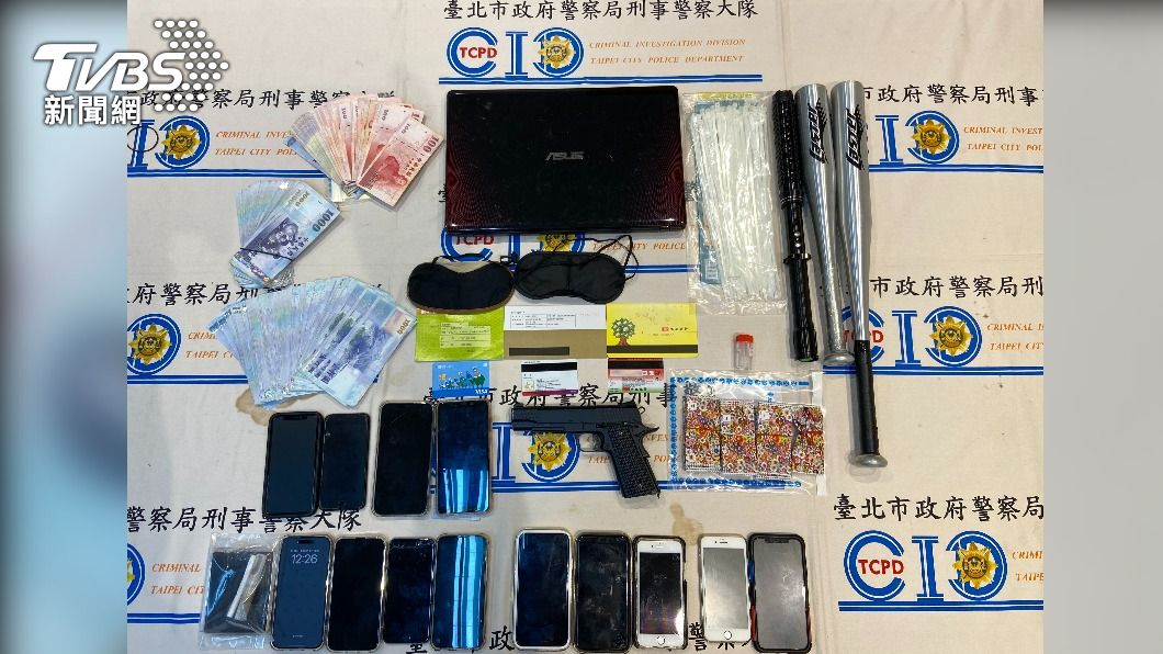 警方查扣犯罪工具、毒品以及贓款。(圖/TVBS)