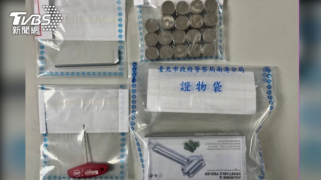警方查扣贓款和犯案工具。(圖/TVBS)