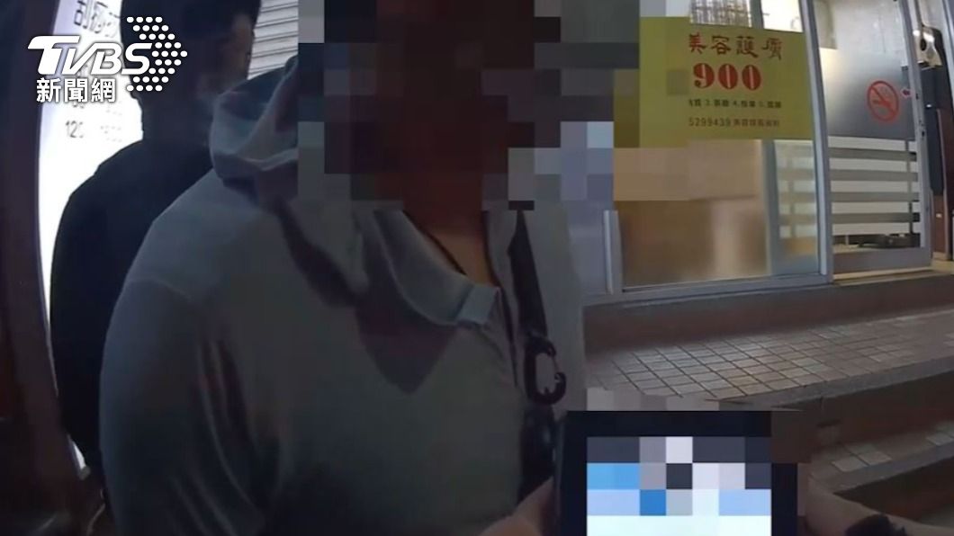 員警和計程車運將合作,順利將嫌犯攔下逮捕。(圖/TVBS)
