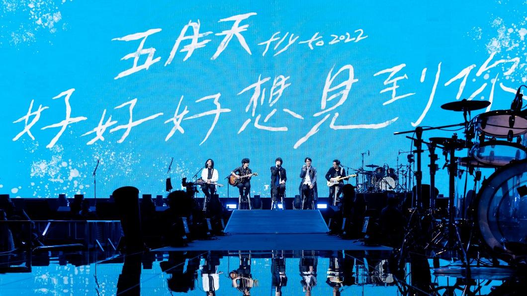 五月天帶領滿場歌迷「離開地球表面」。（圖／相信音樂提供）