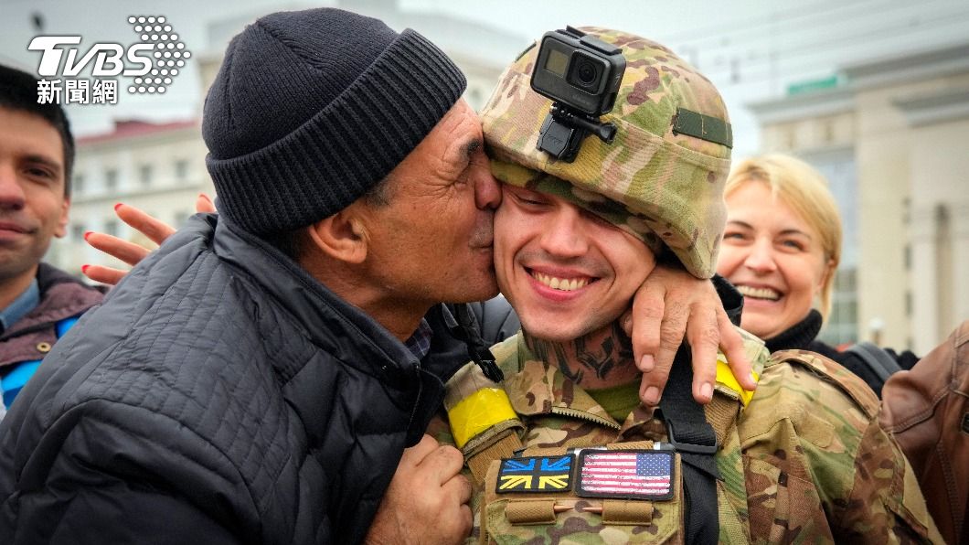 收復赫爾松!居民對烏軍又親又抱 大叔熱吻士兵畫面曝