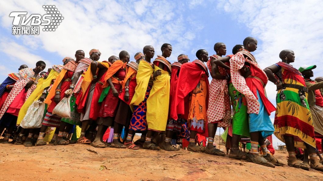 大批肯亞中部的桑布魯人(Samburu),排隊領取紅十字會分發的人道物資。(圖/達志影像路透社)