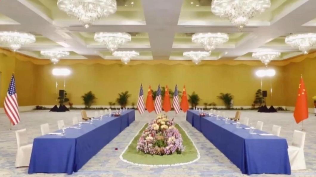首場拜習會會議現場曝光,位在努沙度瓦灣的「穆利雅度假村」,場內已完成佈置。(圖/翻攝自《央視》)