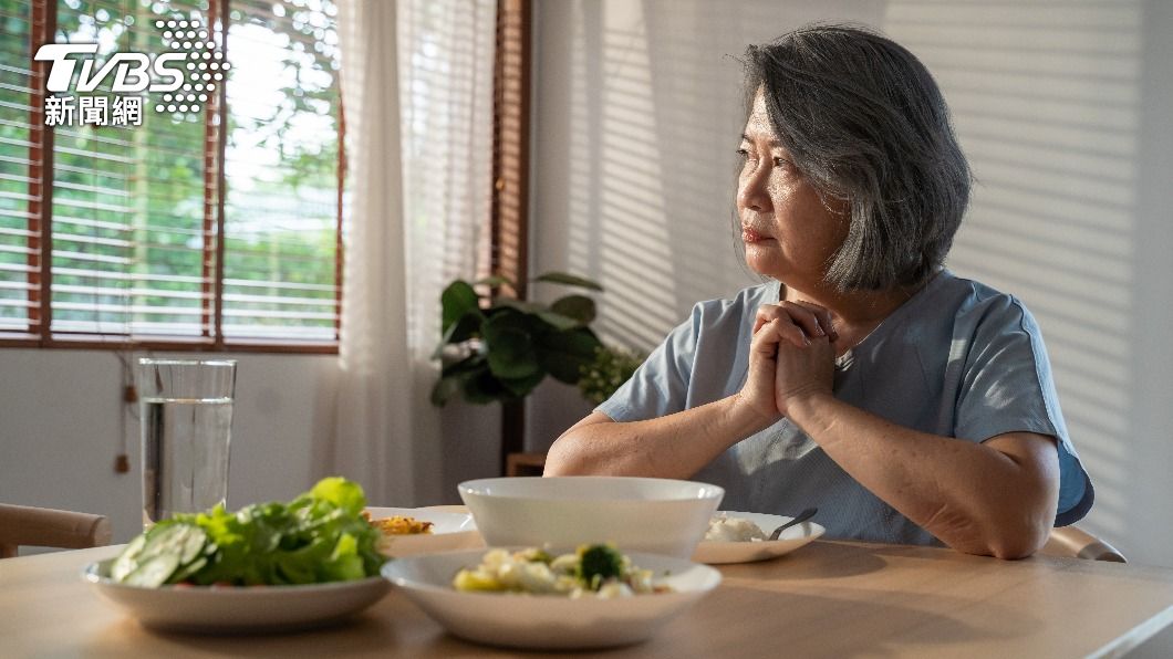 不再是學生後就要開始學習獨自一人吃飯。(示意圖/shutterstock達志影像)