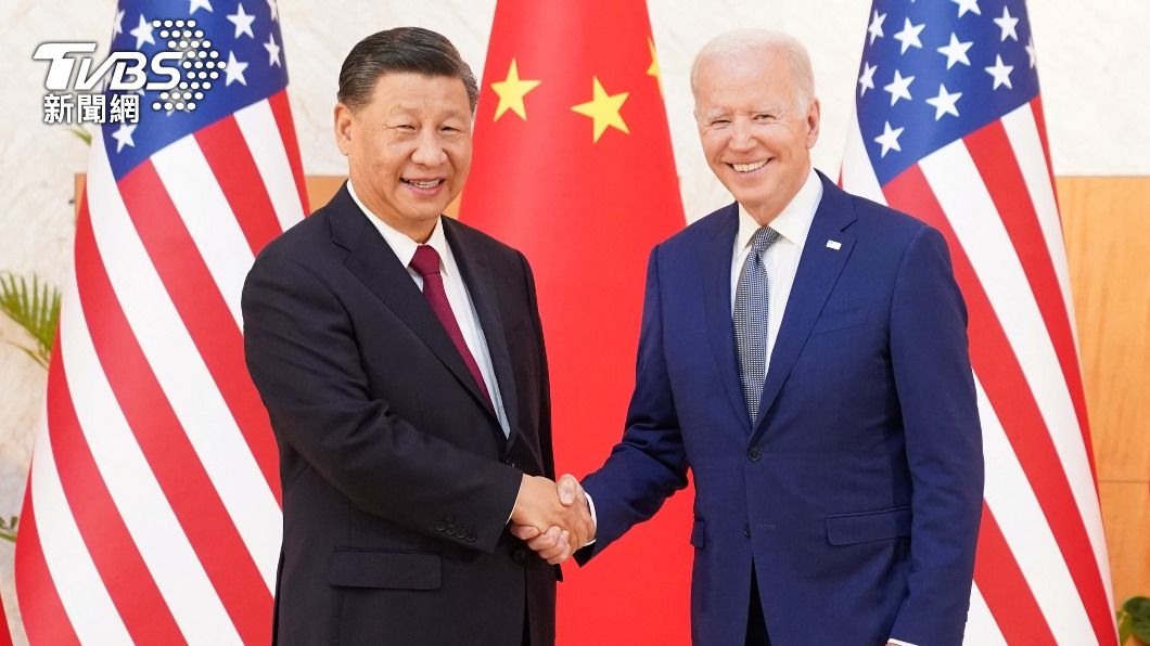 圖輯／美中王見王兩人燦笑握手　拜登拍習近平背走入會議室