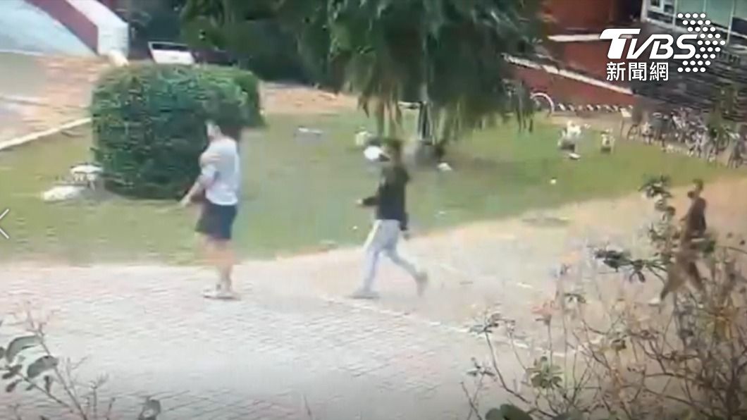 惡煞跟在黃生後面。(圖/TVBS)