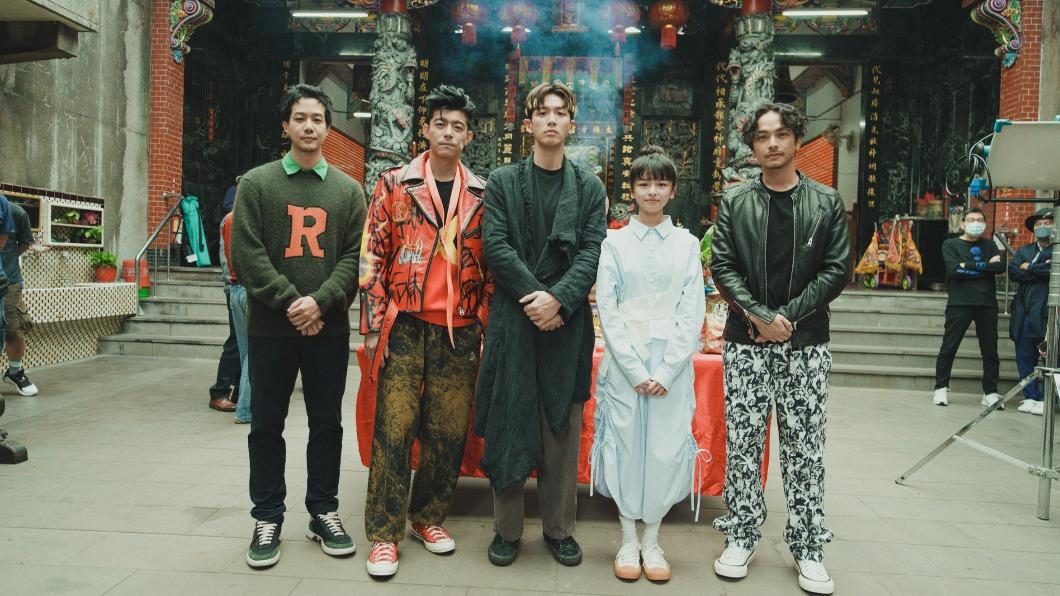 影集《乩身》舉辦開鏡儀式,主要演員薛仕凌(左起)、王柏傑、柯震東、陳姸霏、楊銘威出席。(圖/Netflix提供)