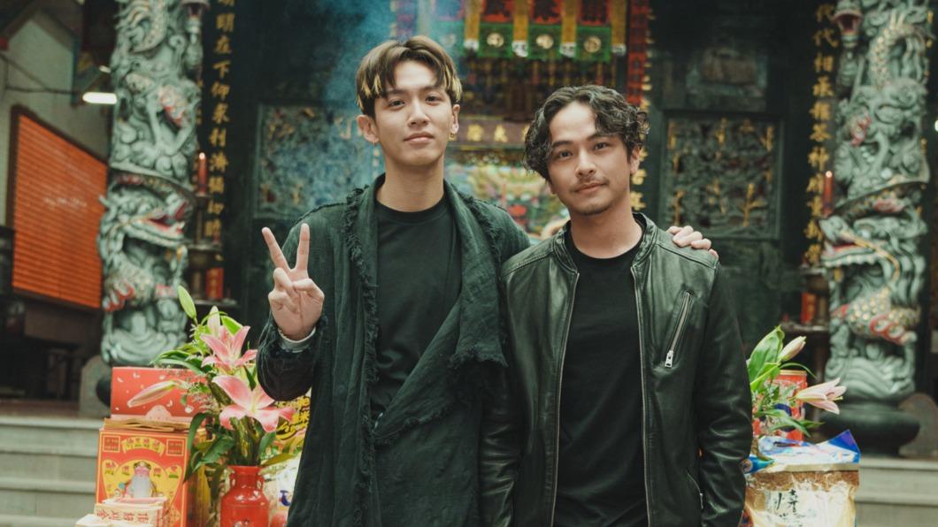 柯震東(左)與楊銘威在劇中成為搭檔。(圖/Netflix提供)
