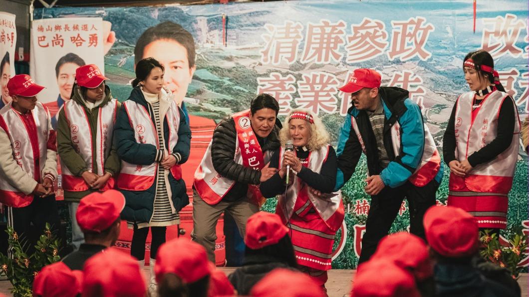 金馬準女配替愛子輔選鄉長 造勢晚會竟無預警下跪!真相曝光