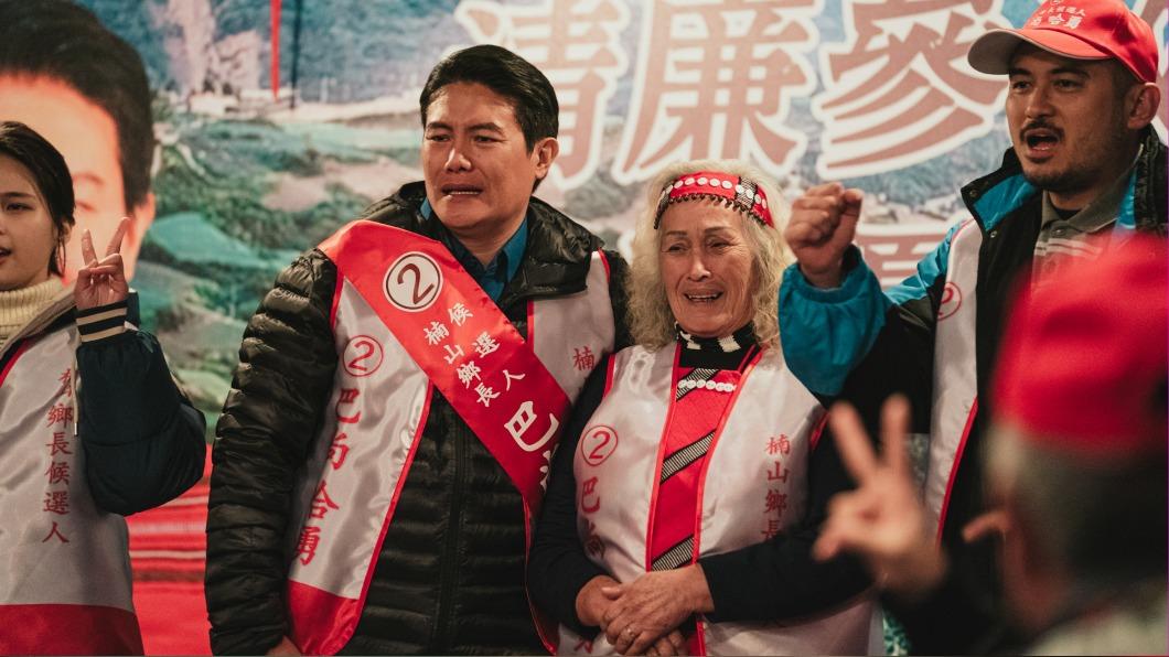 林詹珍妹在片中為愛子輔選。(圖/華映提供)