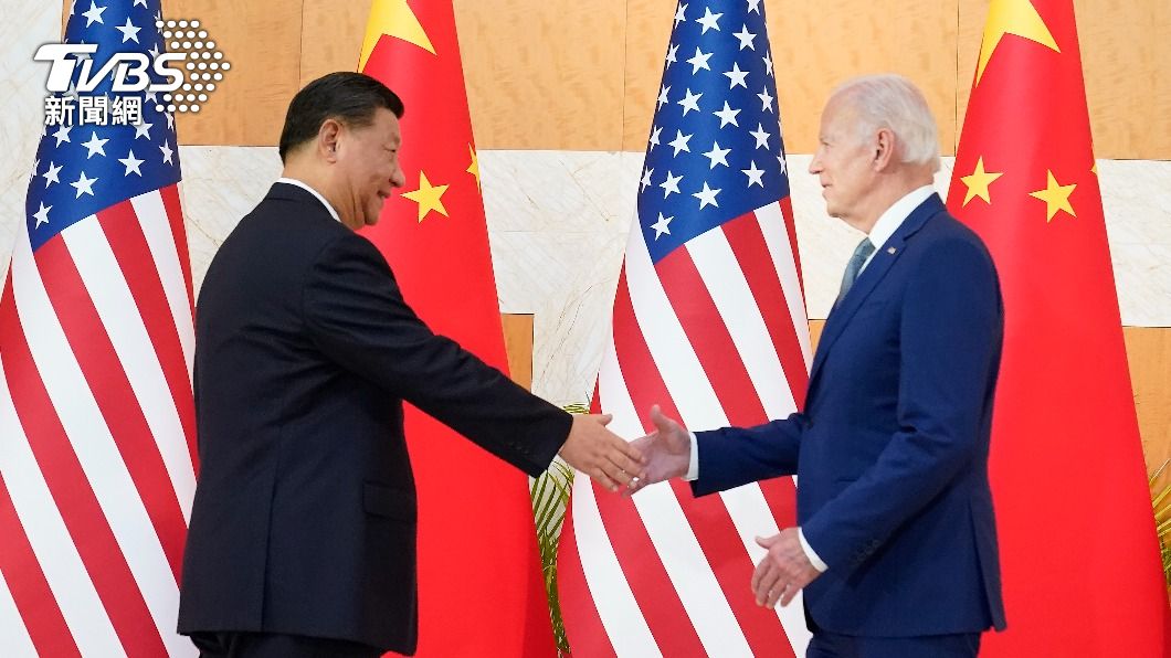 習近平與拜登在進入會場前握手。（圖／達志影像美聯社）