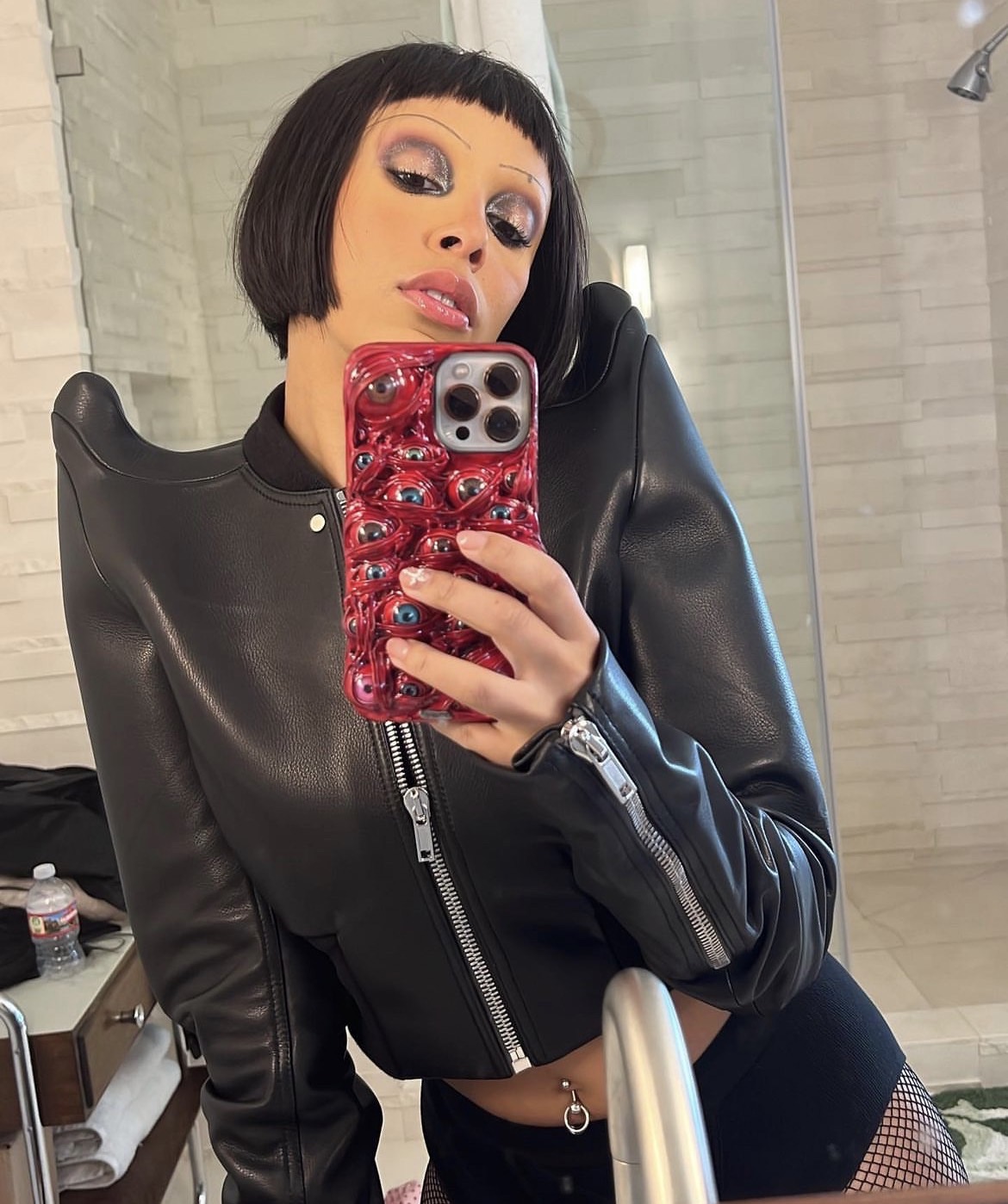Doja Cat將推特名字改成Christmas後,再也無法編輯。(圖/翻攝自Doja Cat IG)