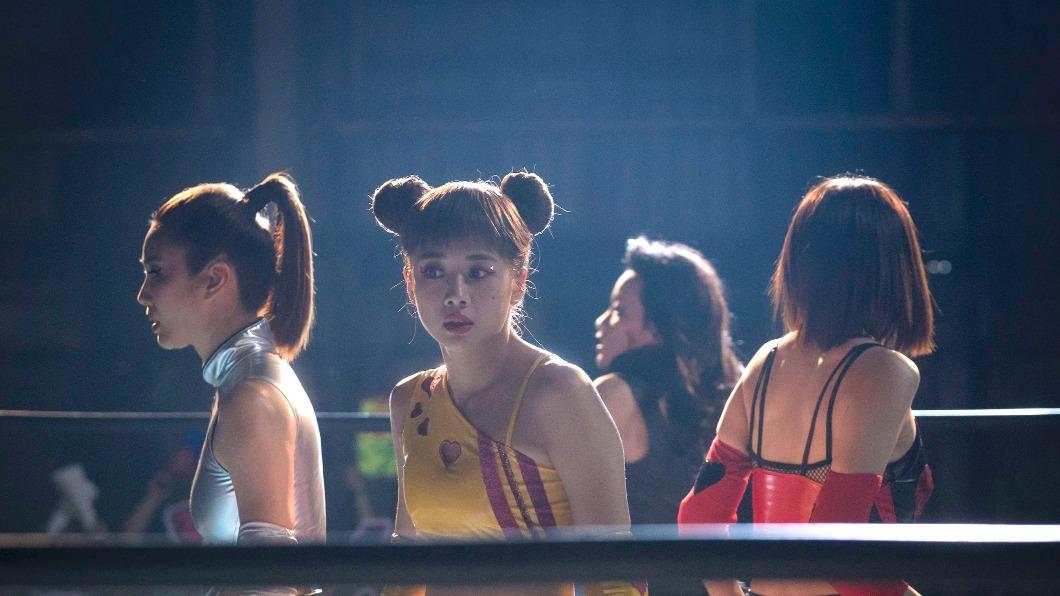 擂台上的摔角比賽搭配丁噹的熱血主題曲非常動感,左起黃心娣、吳映潔、夏于喬。(圖/滿滿額娛樂提供)