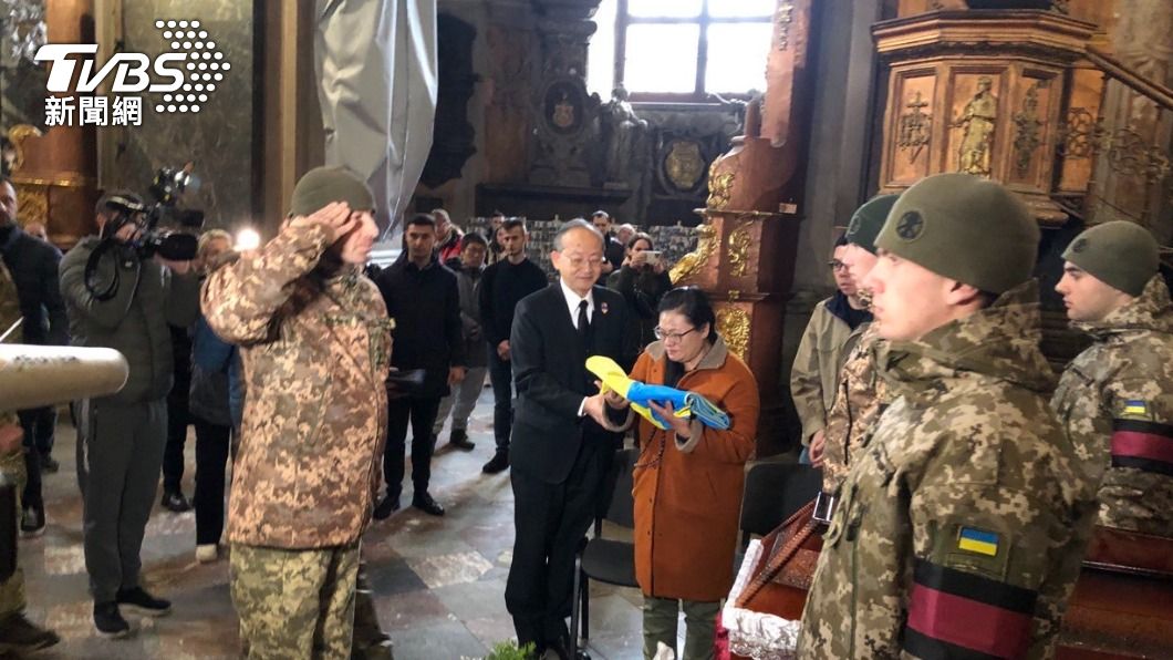 烏克蘭軍方為曾聖光舉辦告別式　數百民眾自發寒風夾道送行