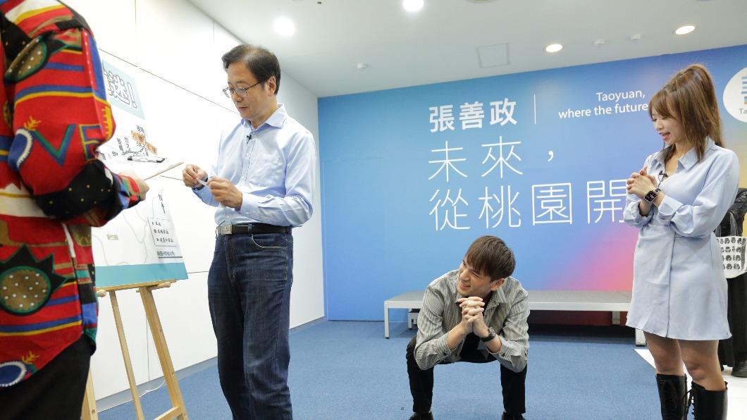 爭取年輕選票!他上直播平台人氣節目 顛覆平常形象