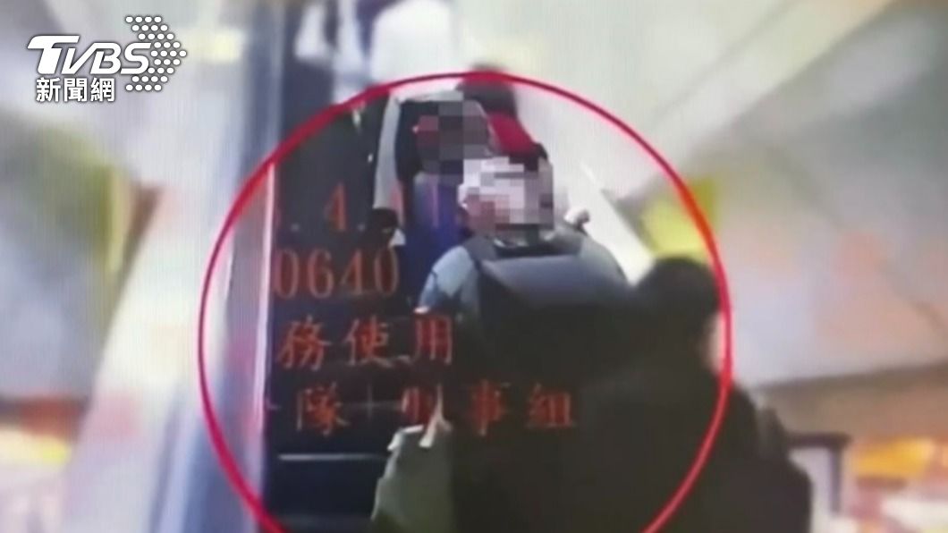 搭電扶梯閃光燈狂閃!男偷拍女乘客裙底 捷警眼尖逮人