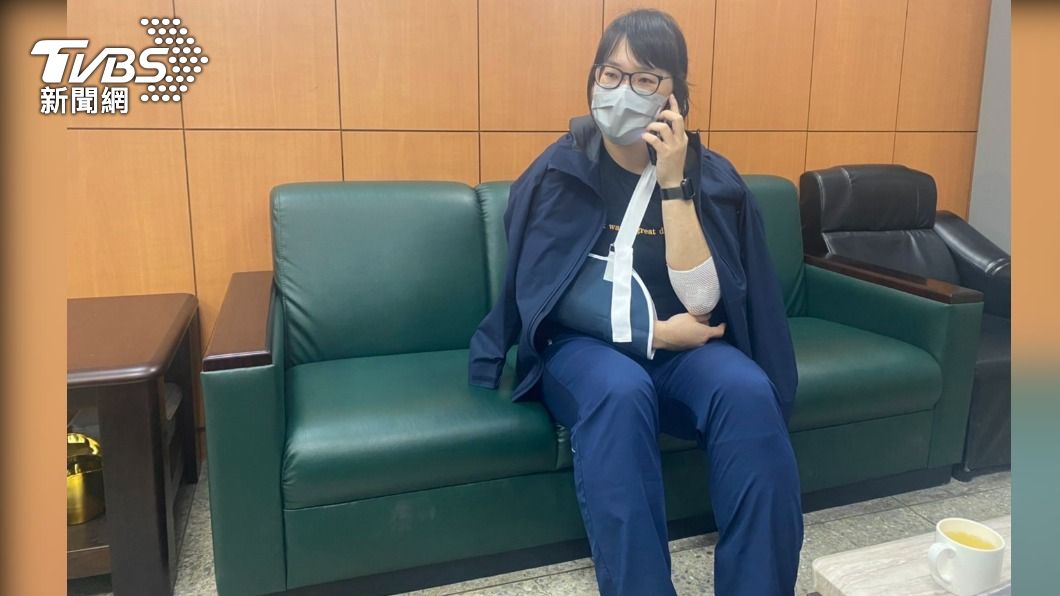 新北市警察局長黃宗仁致電慰問女警。（圖／TVBS）