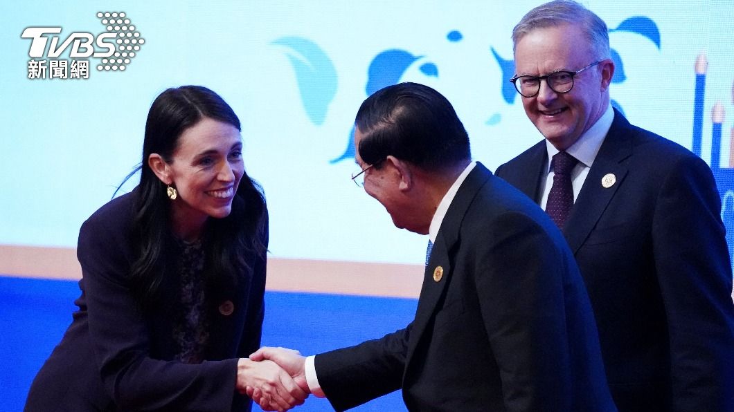 右方的洪森與左方的紐西蘭總理阿爾登（Jacinda Ardern）在東協峰會上握手，兩人後方是澳洲總理艾班尼斯。（圖／達志影像路透社）