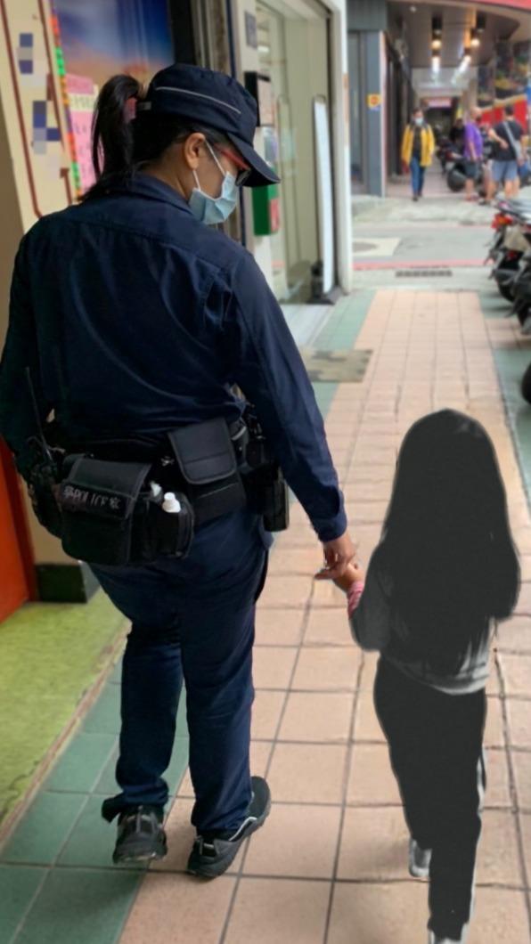 在女警的安撫後 隨即牽著小女童找返家的路 (圖/基隆市警察局提供)