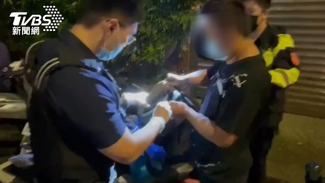 眼尖員警發現男子背包拉鍊沒拉，裡頭藏有手槍。（圖／TVBS）