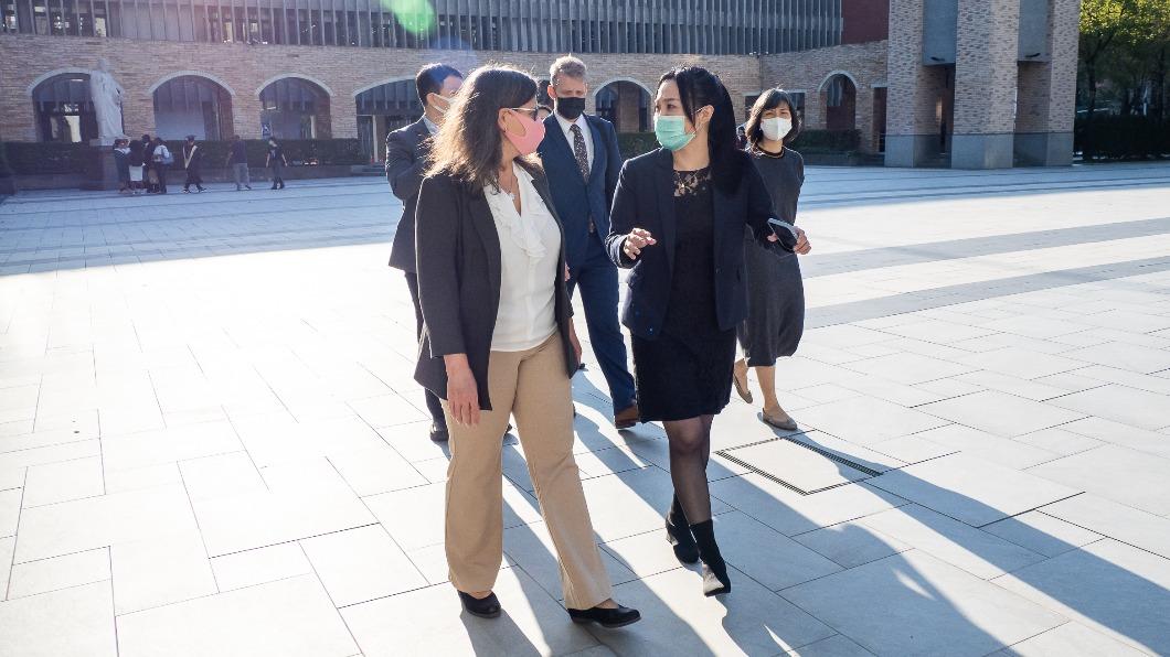 美國國務院英語教育辦公室區主任 Dr. Carleen Velez(左一) 與美國在臺協會(AIT) 文化新聞組文化官Luke Martin(後排中),今蒞臨臺北醫學大學,並參觀走訪北醫大校園。(臺北醫學大學提供)