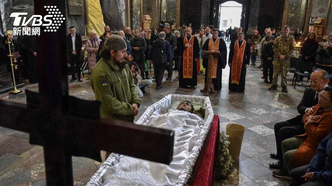 軍人於告別式中上前瞻仰曾聖光遺容。(圖/達志影像路透)
