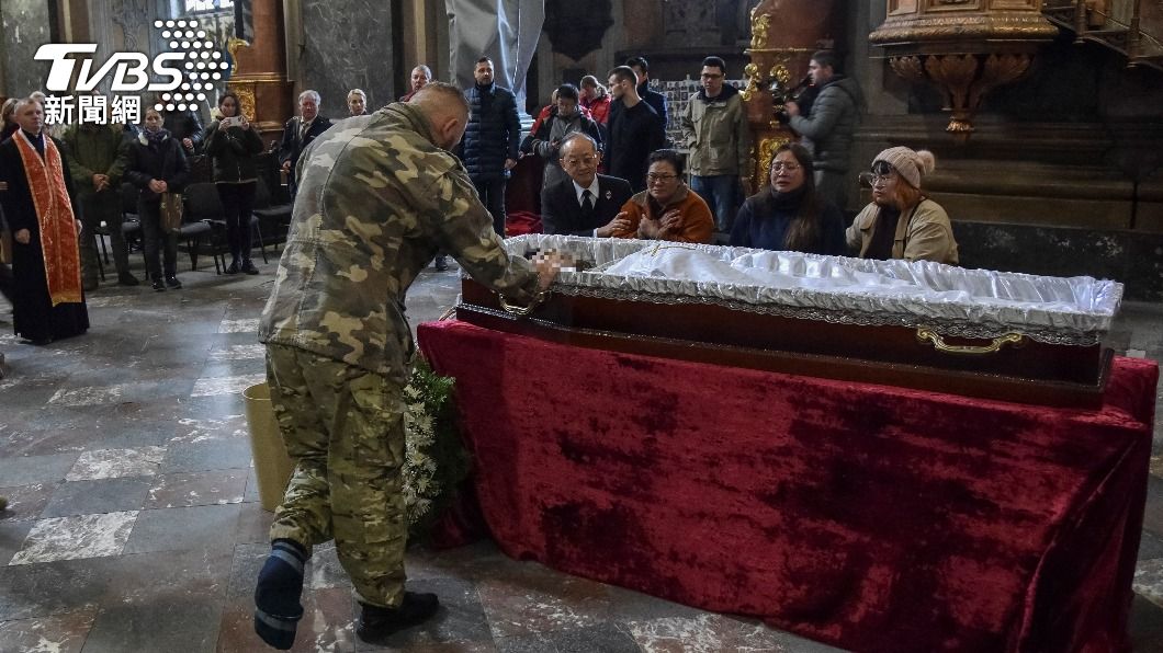 一名軍官上前瞻仰曾聖光的遺容並哀悼。(圖/達志影像路透)
