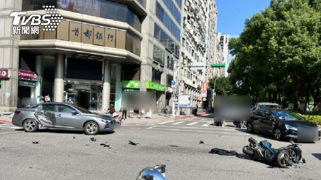 女駕駛「快車道」右轉！騎士直行剎車不及猛撞　兩腿全斷
