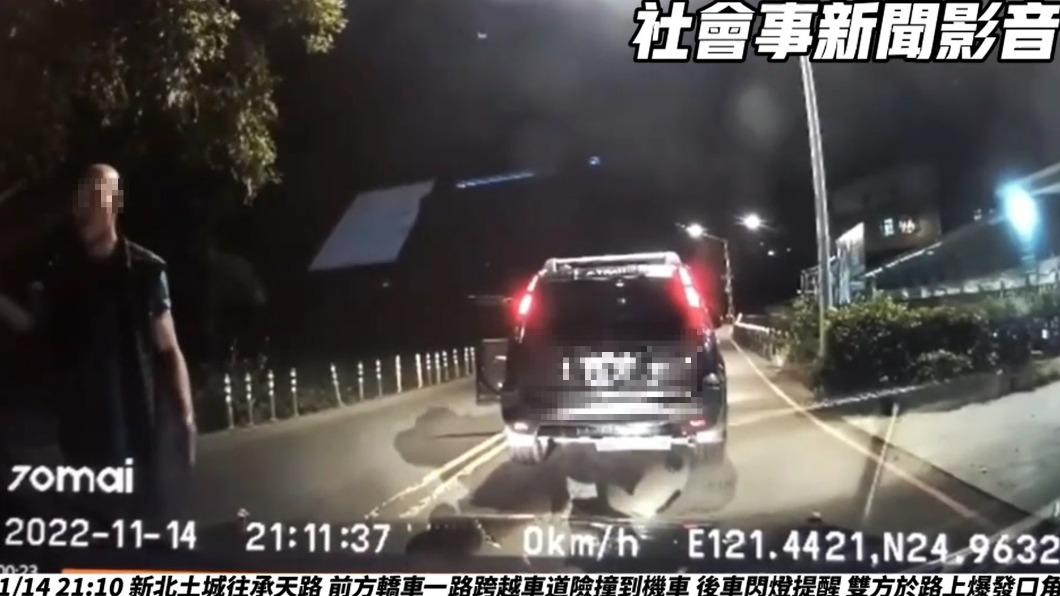 男子不滿遭按喇叭,下車嗆聲。(圖/翻攝社會事新聞影音)