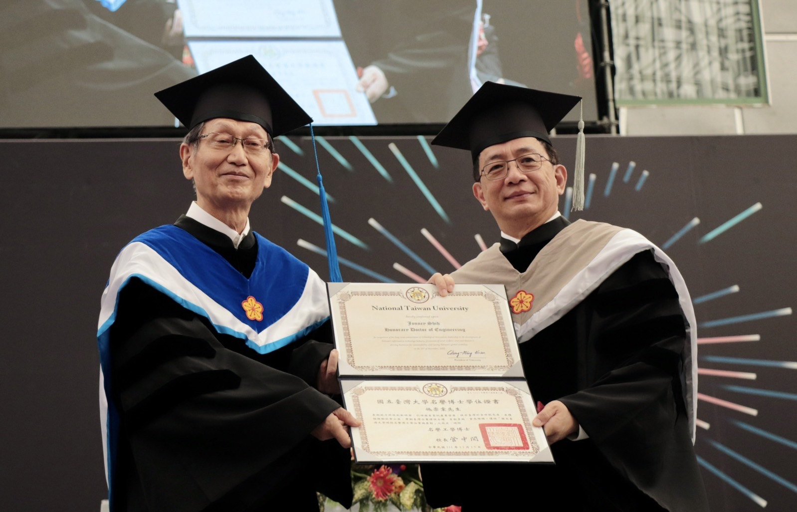 典禮中由校長管中閔(圖右)頒授華碩電腦董事長施崇棠先生(圖左)名譽博士學位。(圖/台大提供)