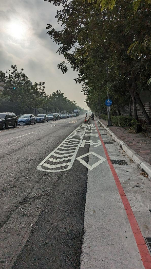 前鎮新生路南向機車道。(圖/翻攝自爆廢公社)