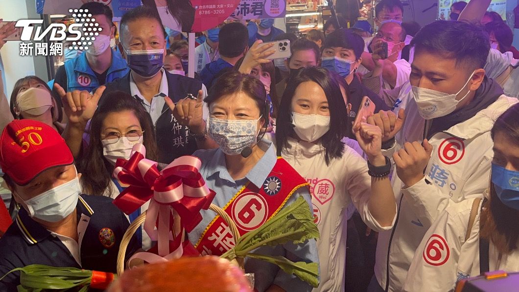 挺6月孕肚!蔣萬安「牽手」石舫亘市場拜票 幕僚護駕避碰撞