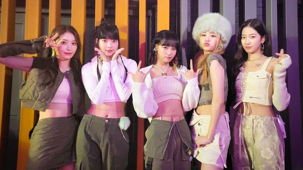 5人女子團體「LE SSERAFIM」成員，左起為宮脇咲良、洪恩採、金采源、許允真、中村一葉。（圖／翻攝自LE SSERAFIM推特）