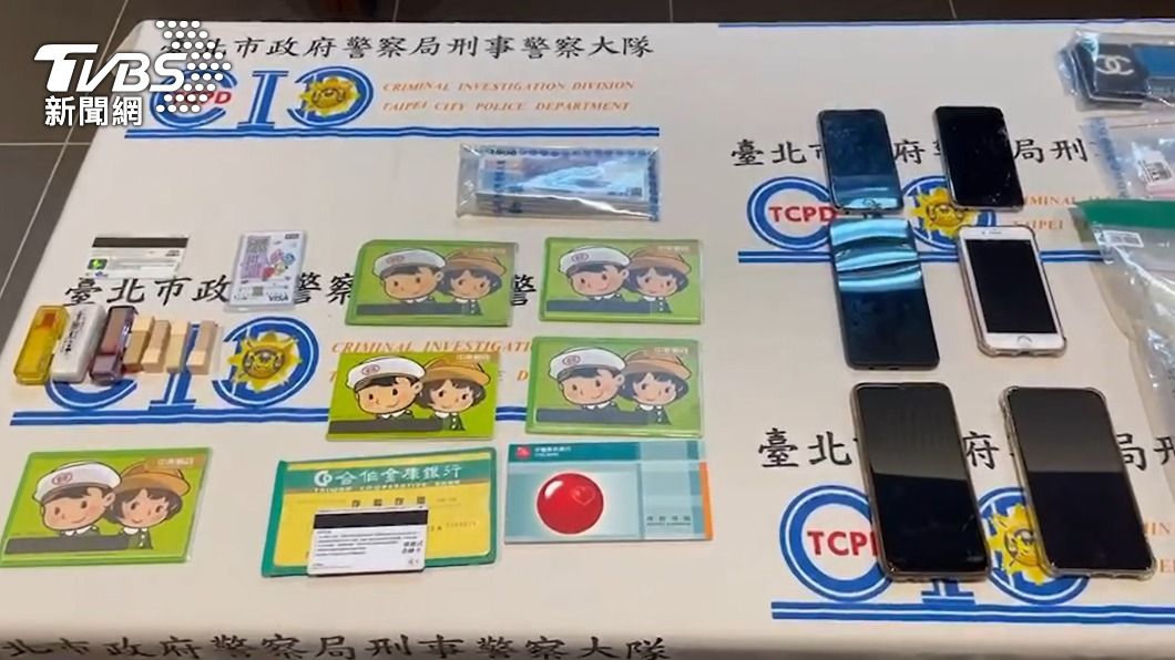 警方查扣相關證物。(圖/TVBS)