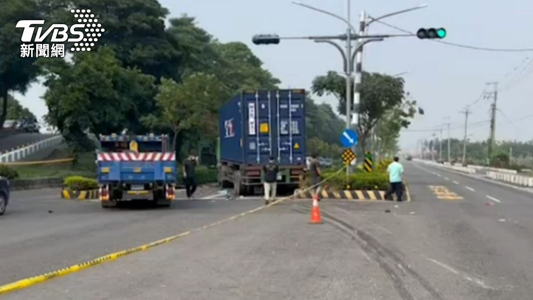 老翁疑似要上堤防遭捲入車底。(圖/TVBS)