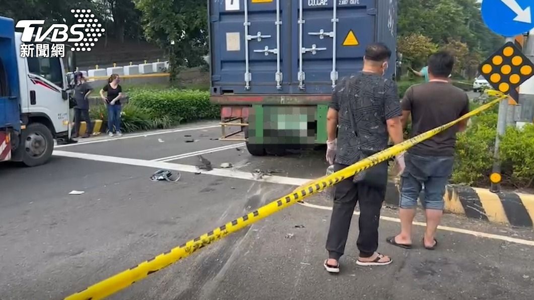 機車車體碎裂,看不出原形。(圖/TVBS)
