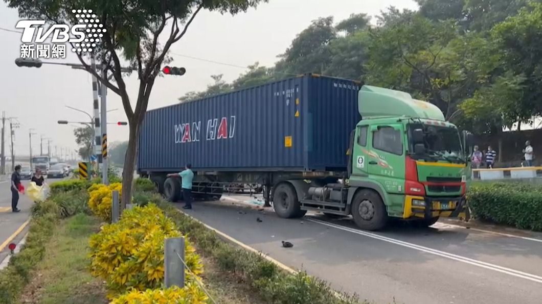 屏東萬大橋下死亡車禍!曳引車捲8旬騎士 車體爆裂人慘死