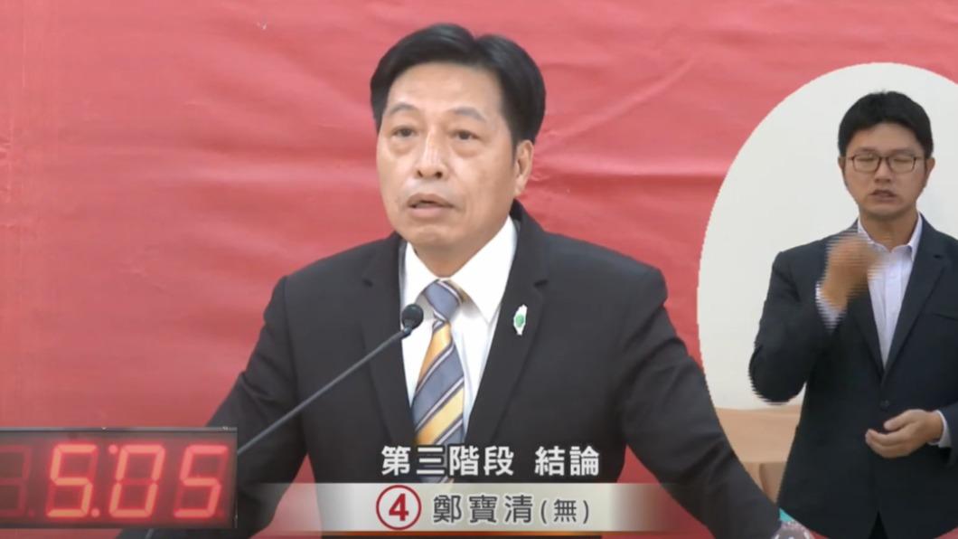 無黨籍桃園市長候選人鄭寶清在政見會中邀請候選人立誓。(圖/翻攝自「桃園市選舉委員會」YouTube)