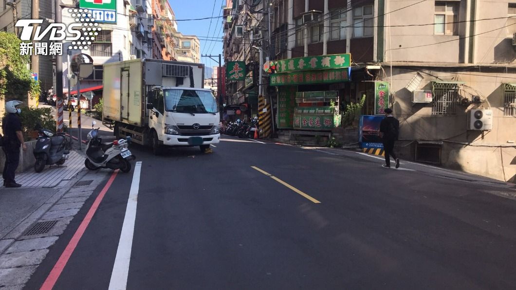 倒車不慎!貨車司機撞倒路人 男子慘遭捲入車底陷昏迷
