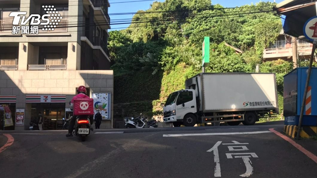 貨車司機倒車不慎撞倒1名路人。(圖/TVBS)