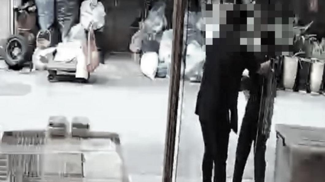 誦經師父強拉進死角 葬儀社女員工大喊「嘿Siri」脫困