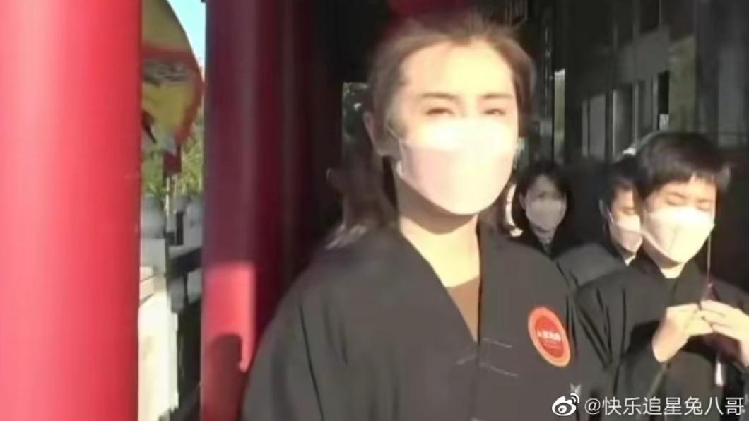 在陽光照耀下，王祖賢更顯得白裡透紅。（圖／翻攝自微博）