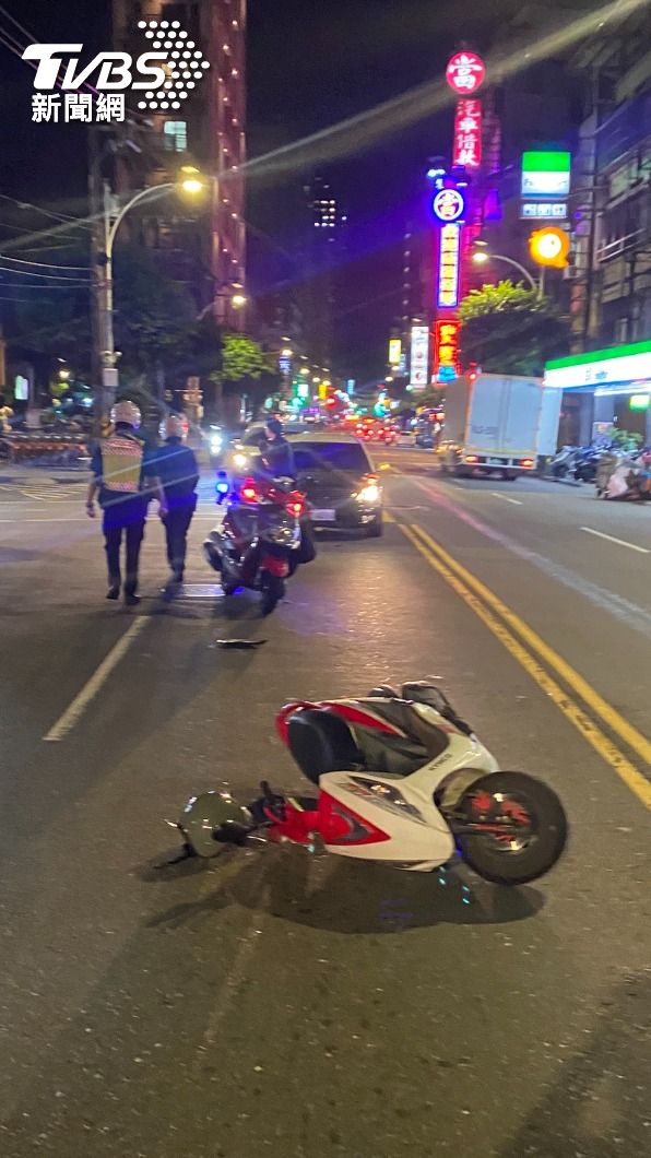 警消獲報到場後,協助將受傷女騎士送醫。(圖/TVBS)