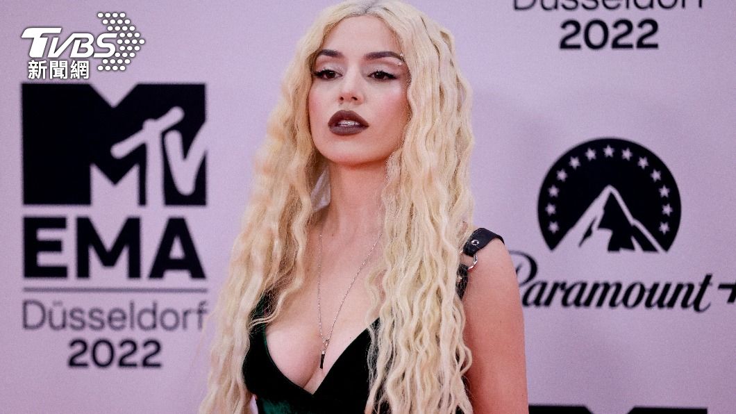 美國歌手艾娃·麥斯(Ava Max)出席MTV歐洲音樂獎紅毯。(圖/達志影像路透)