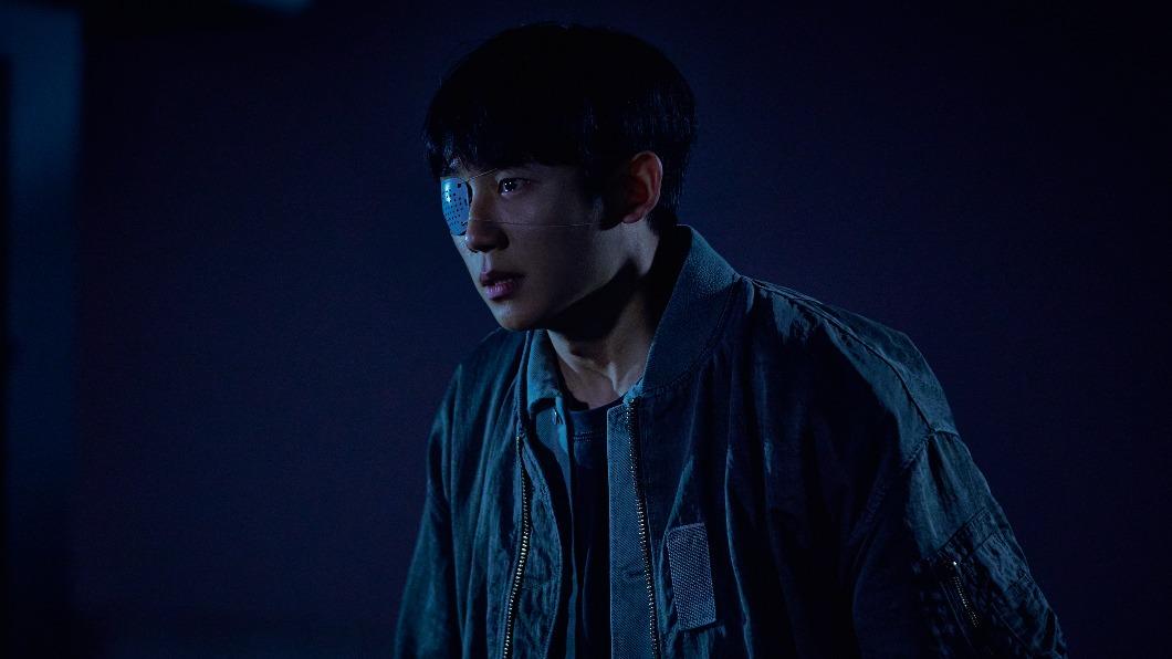 丁海寅飾演擁有自癒能力的男人。(圖/Disney+提供)